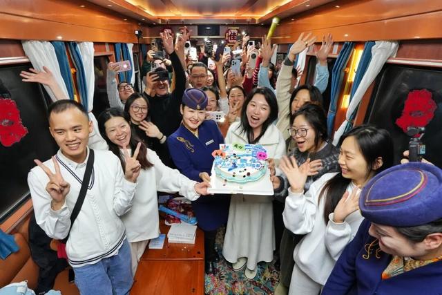 坐着火车游新疆，你愿意去看可可托海牧羊人吗？