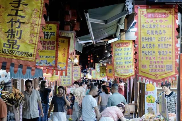 璀璨灯火映千年 长汀夜游人气旺