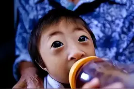 09年湖南夫妇生下一个“小猴子”，马戏团想花5万买下，如今怎样图片