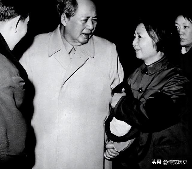 1966年，李讷来北航探望姐姐，李敏单刀直入问：你来找我什么事？