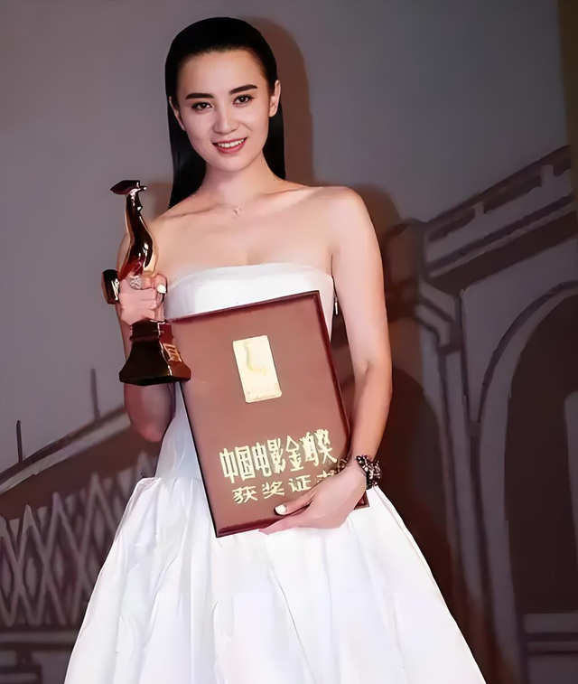 她被骂“陪睡上位”，后被封为“性感欲女”，得奖后当众怒怼海清