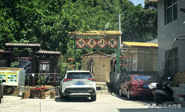 秦岭深山一条导航不出来的路，却是一条千年古道，有老屋有古树