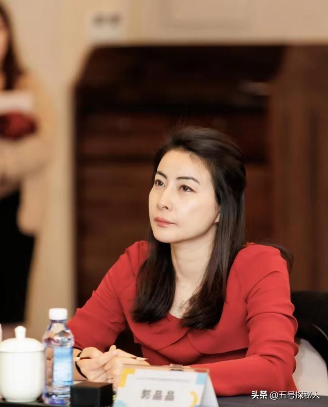 霍震霆没想到，44岁儿媳郭晶晶再次官宣喜讯，让整个阔太圈沉默了