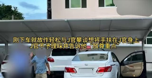女游客在餐厅被大爷摸屁股！嚣张拒不承认，警察看了监控直接带走