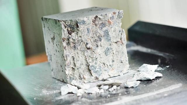 AI驱动材料革命：新型混凝土可吸收碳排放并延续千年寿命