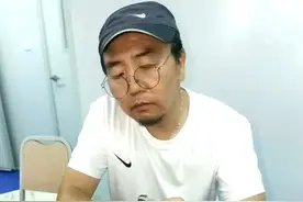 这个医学生没事就去山里抓蛇！热爱终变事业和责任图片