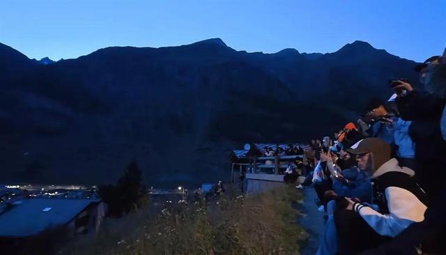 十一出境游爆火！2万人小岛罕见堵车，全世界都知道中国放假了