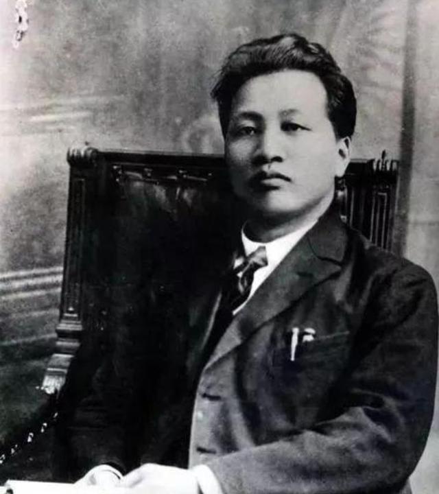 1997年，李鹏总理全家在玉泉山游玩，难得团聚，女儿女婿罕见出镜