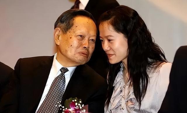杨振宁去世后，翁帆再发文，49岁无子女的她，早已被安排好了后路