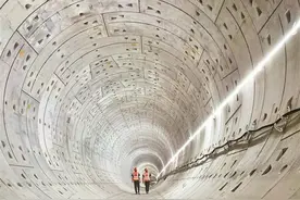 【深圳特区报】深圳地铁16号线二期全线贯通 为全自动无人驾驶线路，共8站8区间，全长约9.46千米图片