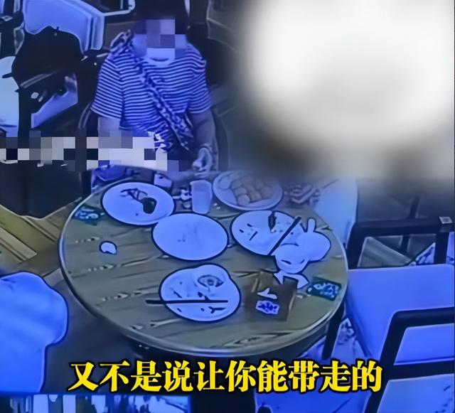 酒店捏蛋女“社会性死亡”：正脸曝光身份被扒，连孩子都跟着丢人