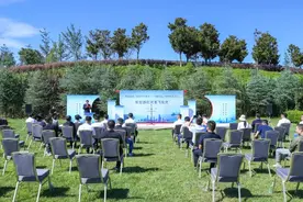 低空游红河首飞仪式在弥勒市太平湖森林公园举行图片