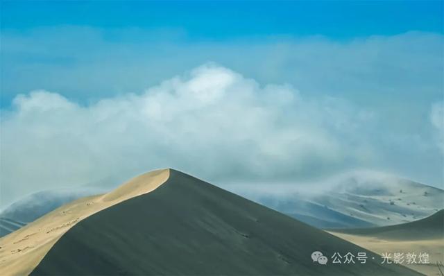 【雨后，敦煌神奇的一幕出现了】云遮雾罩鸣沙山