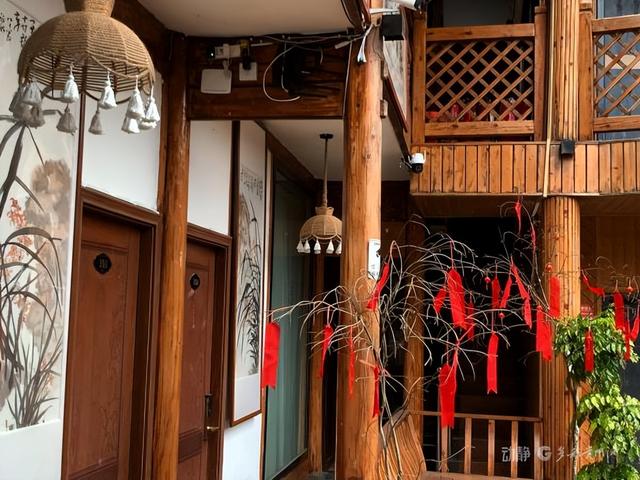 一桥一溪一楼间，侗寨深处的诗意栖居