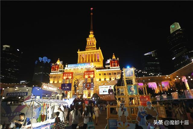 上海书展首设“夜市”，点亮书香与烟火气的夏夜