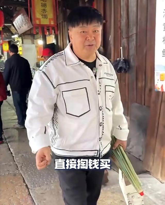 洪剑涛浙江旅游！想试戴帽子要求“付5元”，走好远心里还不舒服