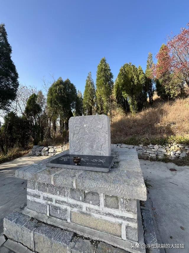 游赏过九鼎山后，我又跑到一户院里“强买”了大爷种在路边的白菜