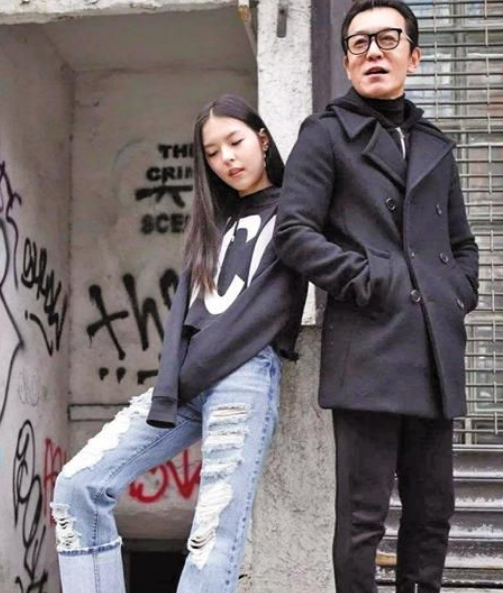 恭喜！李咏女儿官宣恋情！23岁法图麦晒和男友合影，两人有夫妻相