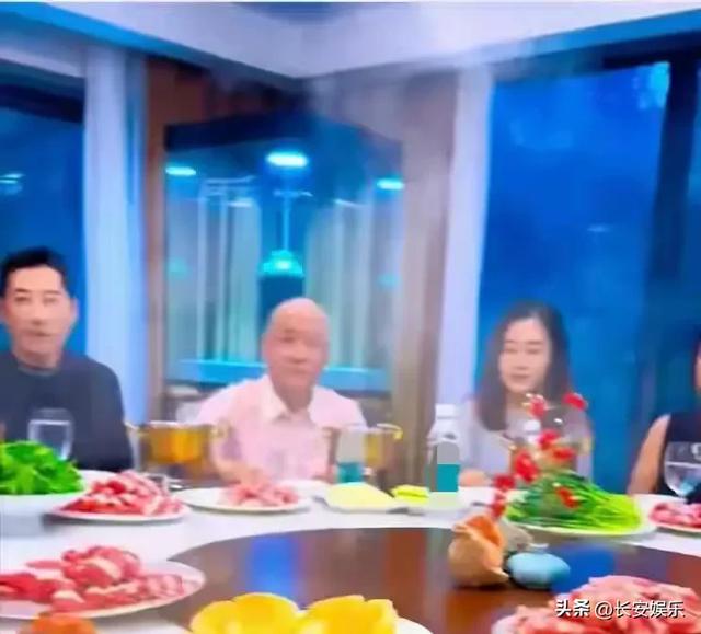 潘长江一家北京别墅宴客，餐厅大得像会所，妻子杨云罕见现身！