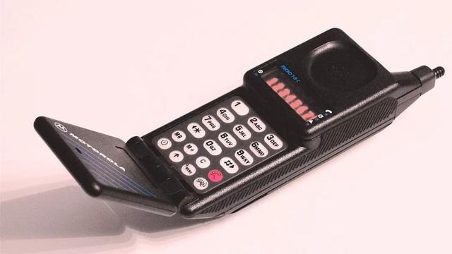 通信历史连载788-世界第一部下翻盖手机-摩托罗拉MicroTAC-1989年