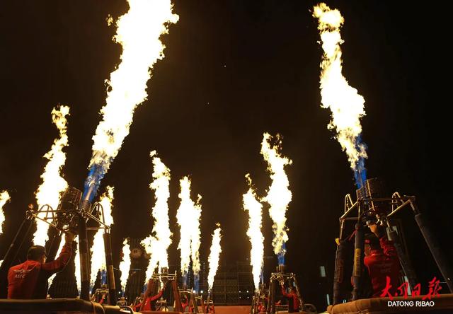 夜色下的“火焰浪漫”!热气球喷火巡游表演“燃爆”大同古城