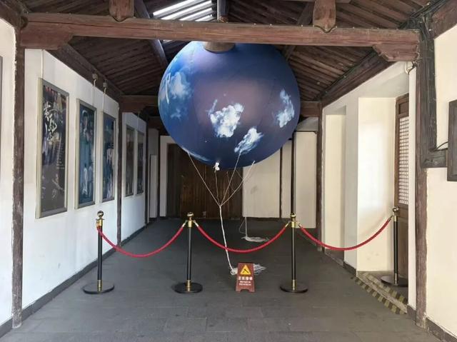 10月，「需要另一个同类」