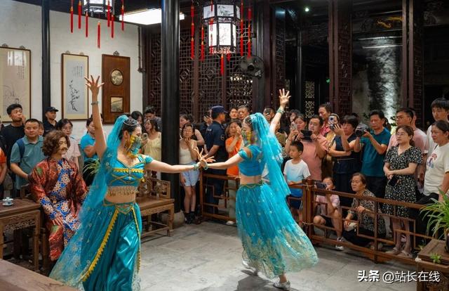 张厅拜堂、沈厅沾财！周庄夜“戏”出旅游新体验
