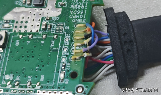 有人找我画一个无线投屏器的PCB，刚好手上有一个拆解看一下