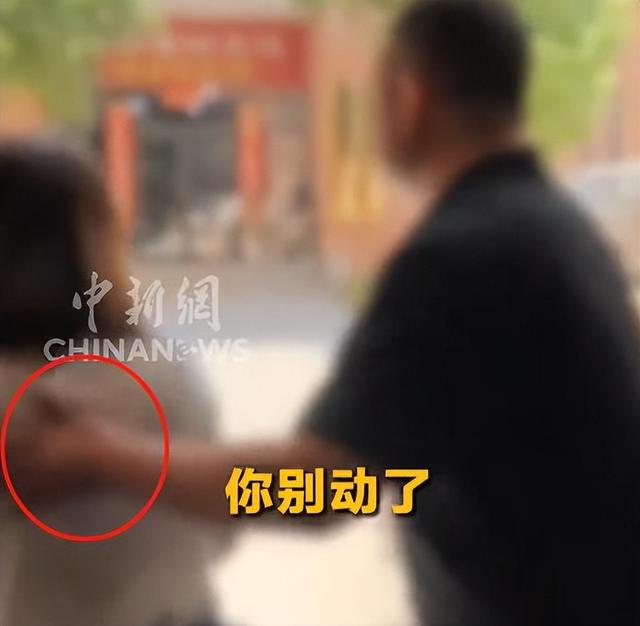 太猖狂！记者被打后续：警方介入，厂家底裤被扒光，这下摊上事了