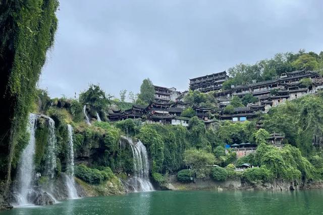 湖南这个千年古镇，被誉为“土家第一镇”，挂在瀑布上的千年王宫