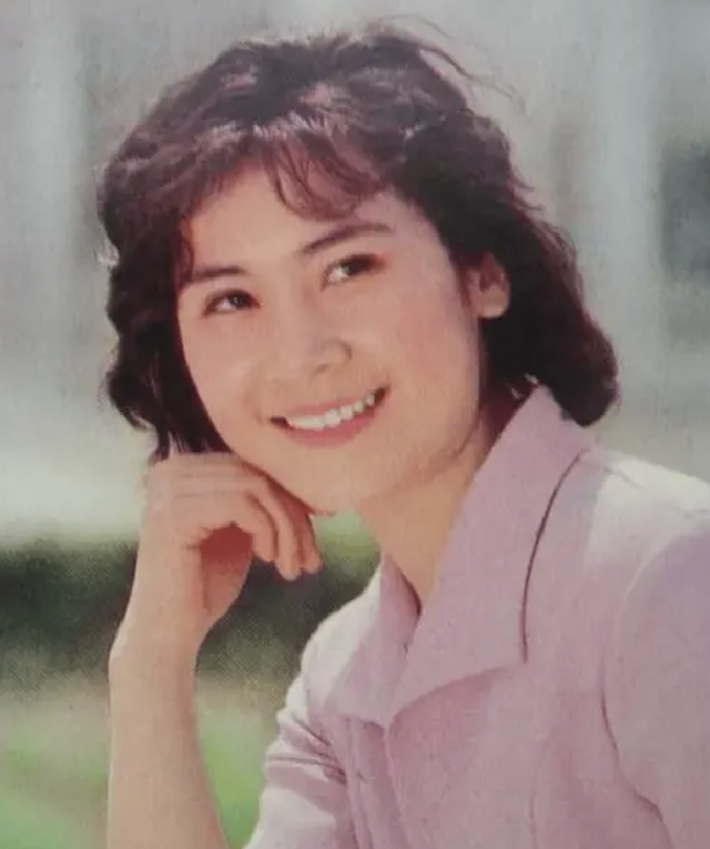 她是著名的国家一级演员，被特许享正军级待遇，如今仍是单身