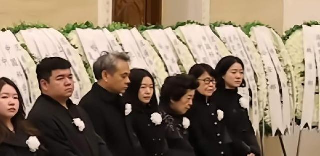 杨振宁追悼会很隆重，大儿子未现身，翁帆站家属首位，样子很憔悴