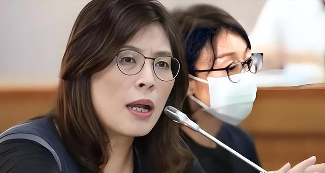 郑丽文不装了？国台办回应武统后，郑丽文表示：绝不放弃武力保台