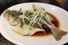 河南一大爷每天要吃一条蒸鱼，坚持了一年后去体检，身体如何了？图片