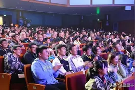 春晚从来不对外售票，那台下的观众都是咋进去的？看完瞬间涨知识图片
