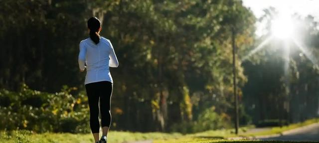 冬天跑步别瞎冲！牢记3个“不要”，不受伤不白跑，越跑越稳