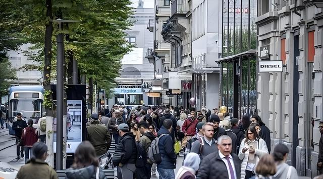 历史开了个玩笑，先倒下的不一定是乌克兰，而是百年中立的瑞士？