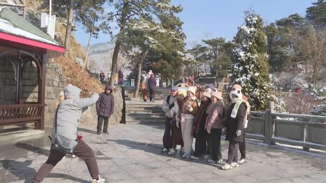 古人诚不欺我！“朝日照积雪 庐山如白云”