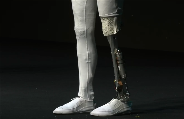 小鹏女性机器人现场“脱衣割肉”！历史首次机器人证明自己不是人