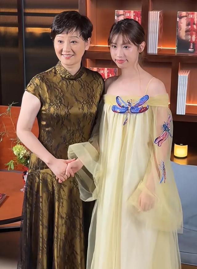 北京这一夜，宋佳气质好，刘雅瑟造型看不懂，徐帆带养女亮相