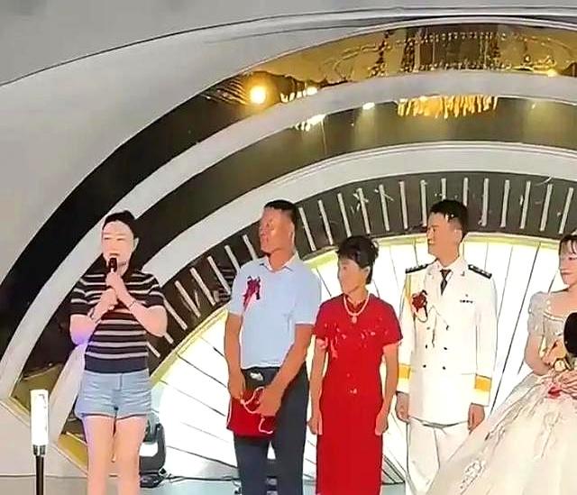 关婷娜回黑龙江老家参加婚礼，当证婚人，穿热裤登台引争议