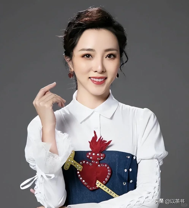 39岁的李思思也没想到，因阅兵后的一个举动，轻松实现口碑暴涨