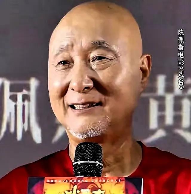 《戏台》——陈佩斯这出戏，愣是把资本的脸给抽肿喽！