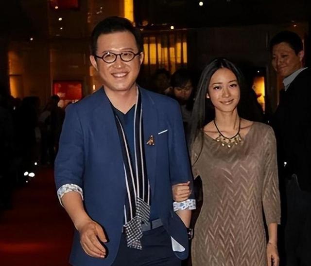 出轨、背刺亲家，被赶出豪门，靠当“赘婿”爬上巅峰的他现状如何