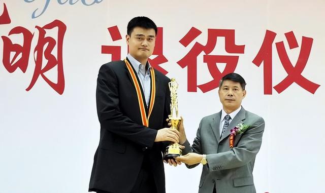 毁了王治郅，逼姚明退役，他凭一己之力让中国篮球倒退了二十年！