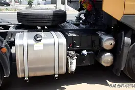 为什么大货车要定期加尿素？是直接喷在发动机里燃烧吗？图片