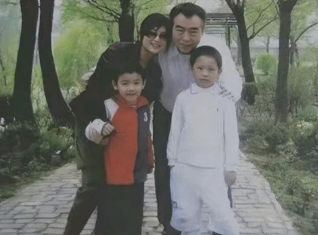 长得太美被导演占为己有，4年后生下大明星儿子，16就开始争光了