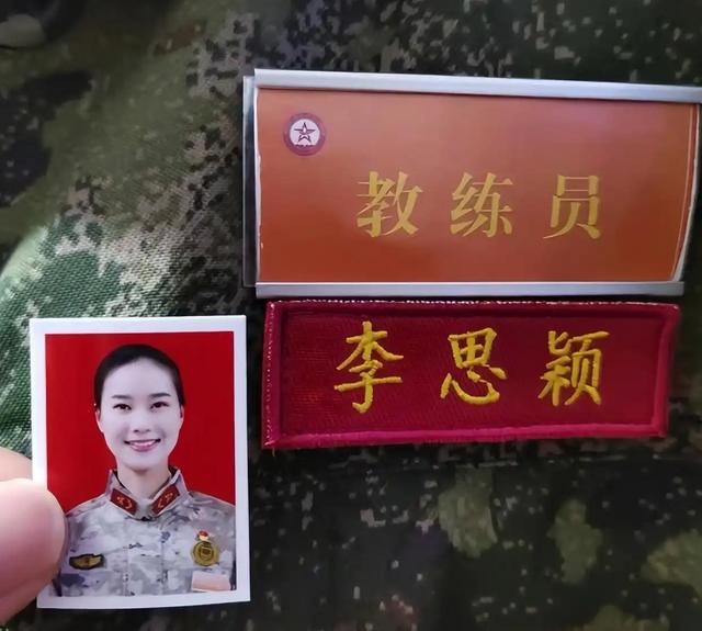 女民兵李思颖阅兵回家后仅半天，又官宣新身份，太牛了，全网恭喜