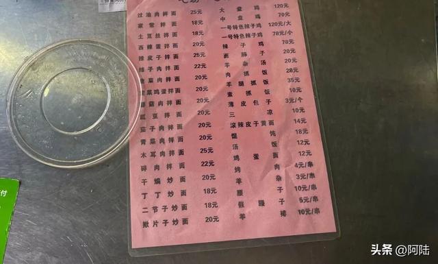 乌鲁木齐最正宗的美食在温泉西路，每天人山人海，热闹得有点过分
