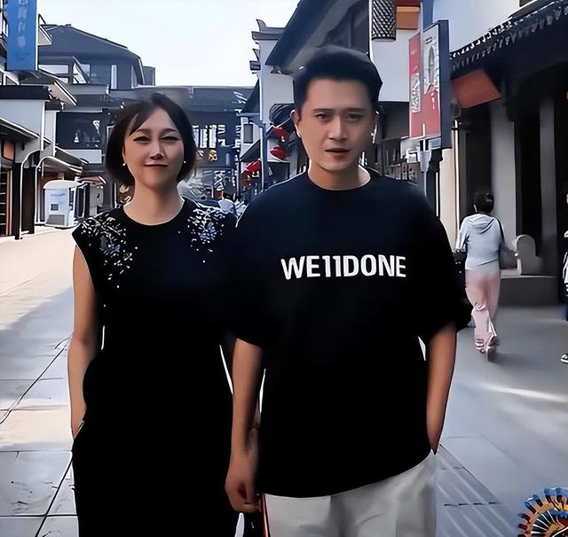 闯祸了！央视主持人国外游，携妻女高调炫海外生活，被网友骂惨
